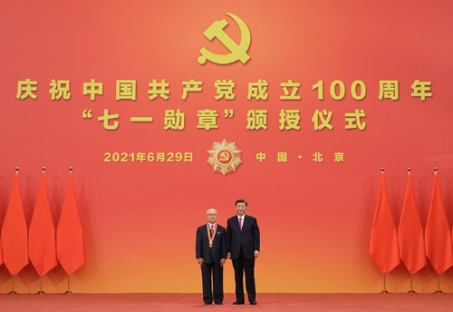 庆祝中国共产党成立100周年“七一勋章”颁授仪式在京隆重举行