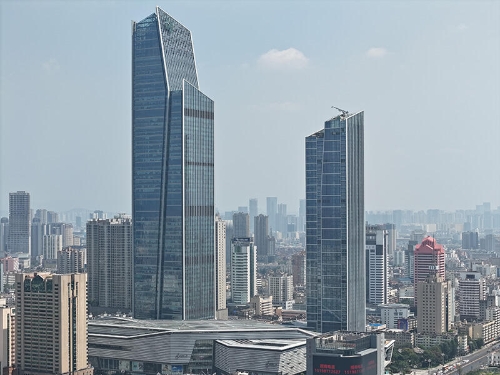 盘龙区税收亿元楼――恒隆广场。滇勇 摄