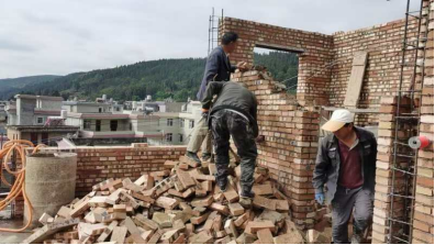 滇源街道综合执法中队对2023年农村宅基地原址翻建超出面积户进行拆除整改(1)(1)126 滇源街道综合执法中队对2023年农村宅基地原址翻建超出面积户进行拆除整改(1)(1)126